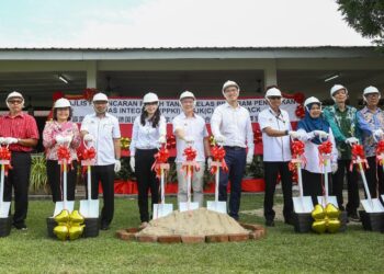 WONG Kah Woh (lima dari kiri) pada perasmian pecah tanah kelas Program Pendidikan Khas Integrasi (PPKI) di Sekolah Jenis Kebangsaan Cina (SJKC) Chung Tack di Ipoh hari ini. - UTUSAN/MUHAMAD NAZREEN SYAH MUSTHAFA