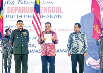 Mohamed Khaled Nordin (tengah) menunjukkan buku Kajian Separuh Penggal Kertas Putih Pertahanan selepas majlis pelancaran di Kuala Lumpur, Khamis lalu. Turut sama, Panglima Angkatan Tentera Malaysia, Jeneral Tan Sri Mohd. Nizam Jaffar (dua kiri). - UTUSAN/FARIZ RUSADIO