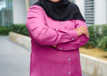 Mahaniza Mohamad teguh berdiri sebagai tonggak keluarga.-UTUSAN/FARIZ RUSADIO