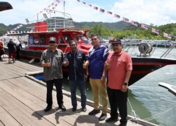 ZURAIDI Rahim (dua kiri) bersama Romli Mustafa (kiri) di hadapan bot kecemasan Langkawi yang akan membawa jenazah atau pesakit antara Pulau Langkawi dan Alor Setar.