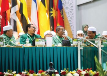 MUHAMMAD Sanusi Md. Nor (tengah) bersama Ahmad Fadhli Shaari (kiri) pada hari terakhir Muktamar Pas Tahunan Kali Ke-71 di Kompleks Pas Kedah, Alor Setar, Kedah, semalam.