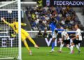 Penyerang Itali Moise Kean (tengah) merembat melepasi penjaga gol Estonia Karl Hein (kiri) untuk menjaringkan gol pertama Itali semasa perlawanan bola sepak kelayakan Kumpulan I Piala Dunia FIFA 2026 antara Itali dan Estonia di Stadio di Bergamo hari ini. - AFP