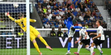 Penyerang Itali Moise Kean (tengah) merembat melepasi penjaga gol Estonia Karl Hein (kiri) untuk menjaringkan gol pertama Itali semasa perlawanan bola sepak kelayakan Kumpulan I Piala Dunia FIFA 2026 antara Itali dan Estonia di Stadio di Bergamo hari ini. - AFP