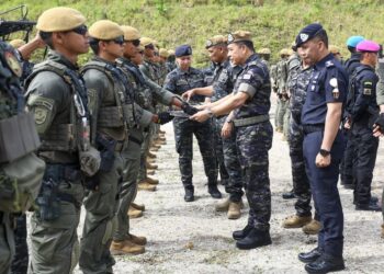 MOHD. Khalid Ismail menyampaikan sijil kepada peserta Kursus Counter Terrorist Team (CTT) serta Kursus Sniper 69 Komando di Kem Sultan Nazrin Shah, 69 Komando Ulu Kinta di Ipoh hari ini. - UTUSAN/MUHAMAD NAZREEN SYAH MUSTHAFA
