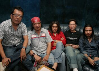 Kuala Lumpur- 5 Julai 2006- (dari kiri) 

Penulis lirik Loloq, dan ahli kumpulan search , Nasir , Hilary , Yazid dan penerbit album Edrie Hashim di pra dengar album baru search semalam. gambar; Aby Baizura Harun- pemberita: Khadijah-rafie(hiburan utusan-kosmo)