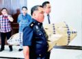 PEGAWAI polis membawa patung yang digunakan dalam simulasi jatuhan berkait kematian Zara Qairina pada inkues kematian pelajar itu di Mahkamah Koroner Kota Kinabalu, Sabah, semalam. – UTUSAN/SUWARNI MOKHTAR