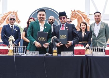 DR. ZYRO Wong (dua,  kiri) bersama Pengerusi Festival Fesyen Islam, Datuk Seri Raja Rezza Shah (bersongkok) dalam sesi pemeteraian Memorandum Persefahaman (MoU)  The Knights Award Season 4 di Ampang, Selasa lalu. – UTUSAN/SYAKIR RADIN