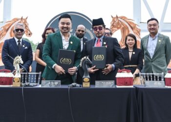 ZYRO Wong (dua dari kiri) bersama Pengerusi Festival Fesyen Islam, Datuk Seri Raja Rezza Shah (kanan) dalam sesi pemeteraian Memorandum Persefahaman (MoU) pada sidang media The Knights Award Season 4 di Ampang, kelmarin. – UTUSAN/SYAKIR RADIN