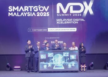 GOBIND Singh (tengah) merasmikan MDX Summit 2025 dan SmartGov Malaysia 2025 di Pusat Konvensyen Kuala Lumpur di sini, semalam. - UTUSAN/SADDAM YUSOFF