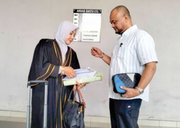 AHMAD Shah Rizal Ibrahim (kanan) bersama peguamnya di Mahkamah Tinggi Syariah Kota Bharu, Kelantan. – UTUSAN/ROHANA ISMAIL