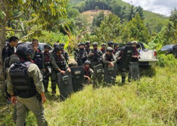 PASUKAN keselamatan Thailand meneruskan gerakan memburu anggota kumpulan bersenjata selepas berlaku pertempuran di  di Mukim Khuha, Daerah Saba Yoi, Songkhla, Thailand semalam.-IHSAN ISOC4