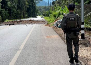 ANGGOTA pasukan keselamatan memantau kawasan letupan bom di jalan Ban Bue Rang di Mukim To Deng, Daerah Sungai Padi, Sungai Golok, Thailand.