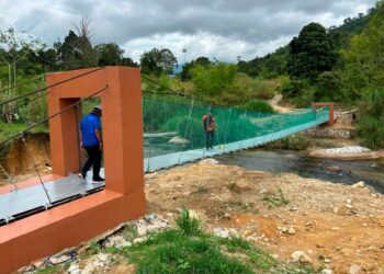 JAMBATAN gantung yang merentasi Sungai Balar di Pos Balar, Gua Musang, Kelantan siap dibina sepenuhnya. – IHSAN JKOA