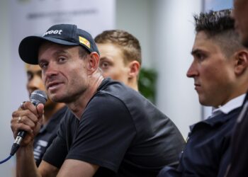 Pelumba Uno-X Mobility, Alexander Kristoff bercakap kepada media dalam sidang akhbar menjelang perlumbaan peringkat pertama Petronas Le Tour de Langkawi (LTDL) 2025 di Bayview Hotel di sini, hari ini. - UTUSAN/MUHAMAD IQBAL ROSLI