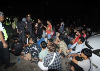 SEBAHAGIAN PATI ditahan di penempatan haram sekitar Larkin kerana tidak mempunyai dokumen perjalanan sah atau tinggal lebih masa dalam operasi di Johor Bahru, awal pagi tadi. - UTUSAN//RAJA JAAFAR ALI