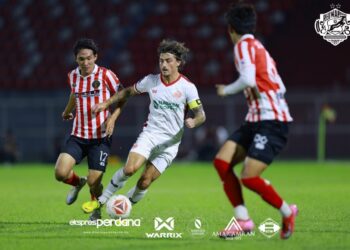 KAPTEN Kelantan Red Warriors FC, Otis Khan cuba melepasi kawalan pemain Seoul Phoenix FC pada perlawanan Liga A1 Semi Pro di Stadium Sultan Muhammad IV, malam tadi.-IHSAN FB KELANTAN RED WARRIOR FC
