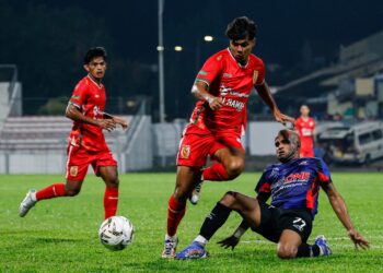 PEMAIN Kelantan TRW kini mendakwa tidak menerima gaji sejak dua bulan lalu.-UTUSAN/SHIDDIEQIIN ZON