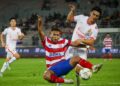Penyerang Kuala Lumpur City FC, Safawi Rasid diasak pemain Kelantan The Real Warriors FC, Sebastian Osbol Avanzini dalam saingan Piala FA di Stadium Bola Sepak Kuala Lumpur, kelmarin. Kelantan TRW tewas 1-0, namun mara ke suku akhir selepas menang dengan agregat 3-2. - UTUSAN/MUHAMAD IQBAL ROSLI