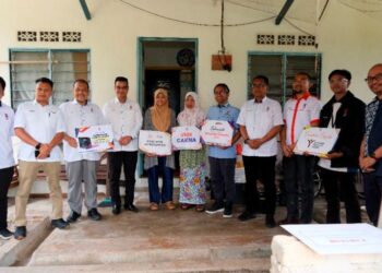 ZIKRULAIKHA Alya Abdul Rahim (tengah) bersama rombongan Cakna UMK di rumahnya di Kampung Kandis, Bachok, Kelantan. - UTUSAN/TOREK SULONG