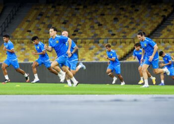 PEMAIN Harimau Malaya menjalani latihan menjelang perlawanan persahabatan antarabangsa Tier 1 antara Malaysia menentang Singapura  di Stadium Nasional Bukit Jalil. GAMBAR: FARIZ RUSADIO /