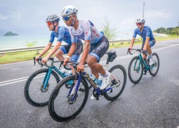 Pelumba Terengganu Cycling Team (TSG), Muhammad Nur Aiman Rosli (tengah) bersama rakan sepasukan menjalani latihan menjelang perlumbaan peringkat pertama Le Tour de Langkawi (LTdL) 2025, esok. Gambar; MUHAMAD IQBAL ROSLI