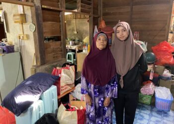 HALIMATON Shadiah Yudi (kanan) bersama Rosni di kediaman mereka di Kampung Sungai Pasu di Raub, Pahang.