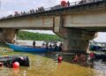 KEreta dinaiki mangsa dinaikkan di lokasi kejadian di jambatan Tanjung Agas, Linggi, Port Dickson semalam. – UTUSAN/MOHD. SHAHJEHAN MAAMIN.
