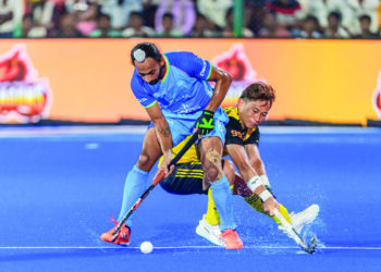 PEMAIN negara, Shello Silverius mengekang pergerakan pemain India dalam aksi Super 4 Piala Asia 2025, kelmarin.-IHSAN HOCKEY INDIA