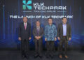 SAARANI Mohamad (dua dari kiri) bersama Pengerusi Eksekutif KLK, Tan Sri Lee Oi Hian (kiri), Menteri Sains, Teknologi dan Inovasi, Chang Lih Kang (dua dari kanan) dan Exco pelancongan dan pelaburan Perak, Loh Sze Yee semasa majlis pelancaran KLK TechPark di Ipoh, Perak, semalam.  – UTUSAN/FADZIL ZAINOL