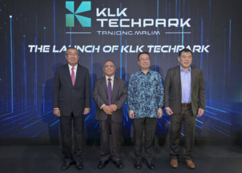 SAARANI Mohamad (dua dari kiri) bersama Pengerusi Eksekutif KLK, Tan Sri Lee Oi Hian (kiri), Menteri Sains, Teknologi dan Inovasi, Chang Lih Kang (dua dari kanan) dan Exco pelancongan dan pelaburan Perak, Loh Sze Yee semasa majlis pelancaran KLK TechPark di Ipoh, Perak, semalam.  – UTUSAN/FADZIL ZAINOL