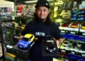 MAHATHIR Mahat menunjukkan koleksi model replika kereta miliknya ketika ditemui di Bukit Katil, Melaka. – UTUSAN/ARIF HAMIZAN MISKON