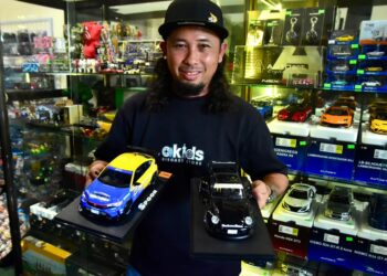 MAHATHIR Mahat menunjukkan koleksi model replika kereta miliknya ketika ditemui di Bukit Katil, Melaka. – UTUSAN/ARIF HAMIZAN MISKON