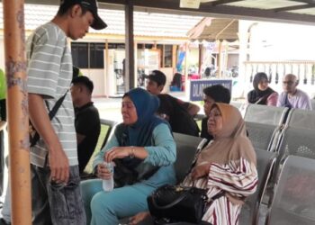 SALIMAH Pit (kanan) kelihatan sugul ketika menunggu jenazah Mohd. Fakhrurazi di Unit Forensik Hospital Kota Tinggi, Johor, semalam.