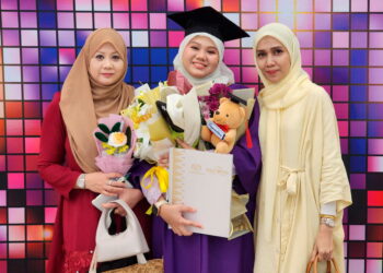 NUR Farisha Muhammad Faiz (tengah)  diraikan Sharifah Norfadhilah (kiri) dan Nik Noor Syuhada pada Majlis Konvokesyen Politeknik dan Kolej Komuniti Zon Timur di UniSZA, Kuala Nerus, Terengganu. 
– UTUSAN/ERMA YUSNIDA JUSOH
