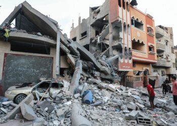 PENDUDUK Palestin memeriksa runtuhan bangunan yang terkena serangan Israel di Kem Pelarian Nuseirat, Gaza, Palestin. – AFP