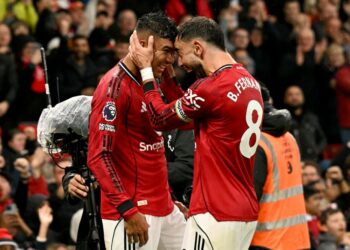 BRUNO Fernandes dan Casemiro meledak gol ketika Manchester United menumpaskan Chelsea di Old Trafford.- AFP