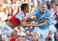 HAALAND dikawal ketat ketika Manchester City berdepan Arsenal dalam saingan Liga Perdana Inggeris  (EPL), semalam.-AFP