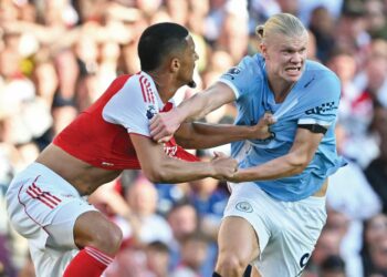 HAALAND dikawal ketat ketika Manchester City berdepan Arsenal dalam saingan Liga Perdana Inggeris  (EPL), semalam.-AFP
