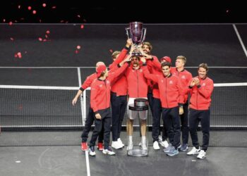 Taylor Fritz (tengah) menjulang Piala Laver 2025 selepas membantu Pasukan dunia menumpaskan Pasukan Eropah, semalam.-AFP