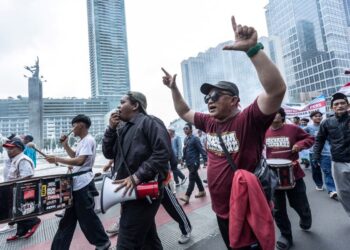 PENDUDUK Tanah Abang di Jakarta mengadakan demonstrasi aman bagi menyeru keamanan susulan siri protes ganas yang berlaku di seluruh Indonesia kebelakangan ini. – AFP