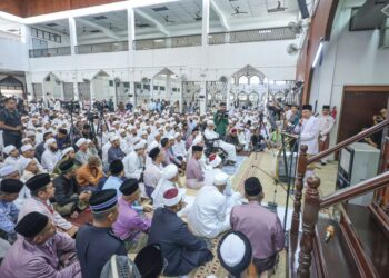 ANWAR Ibrahim menyampaikan ucapan selepas menunaikan solat Jumaat di Masjid Jamek Bandar Baru Seri Petaling, Kuala Lumpur, semalam. – UTUSAN/AMIR KHALID