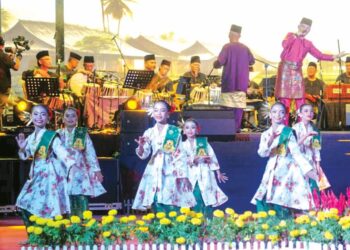 KUMPULAN penari Jabatan Kebudayaan dan Kesenian Negara (JKKN) Johor membuat persembahan pada Majlis Perasmian dan Malam Gala Festival Kota Selatan (FKS) 2025 di Dataran Majlis Perbandaran Pontian, Johor, kelmarin.– UTUSAN/RAJA JAAFAR ALI