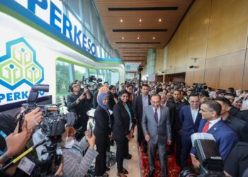 ANWAR Ibrahim (tengah) melawat pameran selepas merasmikan Forum Keselamatan Sosial Sedunia (WSSF) 2025 di Pusat Konvensyen Kuala Lumpur, semalam.-UTUSAN/AMIR KHALID