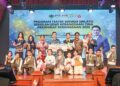 WONG Kah Woh (tengah) bersama Hazami Jahari bergambar bersama juara Anugerah Citra Cemerlang pada Majlis Perasmian Penutup Pertandingan Teater Bahasa Melayu Sekolah Jenis Kebangsaan Cina Peringkat Kebangsaan 2025 di Wisma Dewan Bahasa dan Pustaka, baru-baru ini. – UTUSAN/SYAKIR RADIN