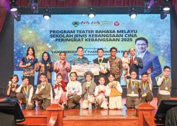 WONG Kah Woh (tengah) bersama Hazami Jahari bergambar bersama juara Anugerah Citra Cemerlang pada Majlis Perasmian Penutup Pertandingan Teater Bahasa Melayu Sekolah Jenis Kebangsaan Cina Peringkat Kebangsaan 2025 di Wisma Dewan Bahasa dan Pustaka, baru-baru ini. – UTUSAN/SYAKIR RADIN