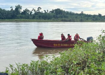 ANGGOTA bomba menyusur Sungai Perak bagi mencari lelaki yang dikhuatiri lemas selepas mandi di Sungai Baru Lambor Kiri, Bota.