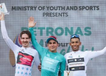 Matteo Malucelli (tengah) diapit Ben Carman dan Muhammad Nur Aiman Rosli selepas berakhir peringkat pertama Le Tour de Langkawi (LTDL) 2025 di Langkawi, semalam. - UTUSAN/MUHAMAD IQBAL ROSLI