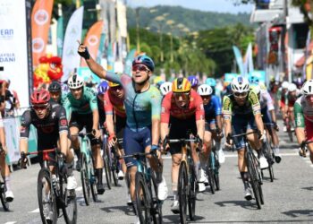Matteo Malucelli melintasi garisan penamat peringkat pertama Le Tour de Langkawi (LTdL) 2025  sejauh 96.7 kilometer mengelilingi pulau peranginan itu, semalam. - UTUSAN/MUHAMAD IQBAL ROSLI