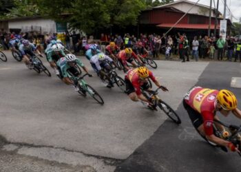Kelompok pelumba melakukan pecutan di selekoh akhir pada jarak 500 meter ke garisan penamat dalam perlumbaan peringkat ketiga Le Tour de Langkawi (LTdL) 2025 dari Gerik-Pasir Puteh, Kelantan, semalam. Perlumbaan peringkat ketiga itu dimenangi pelumba pasukan XDS Astana, Matteo Malucelli. – UTUSAN/MUHAMAD IQBAL ROSLI
