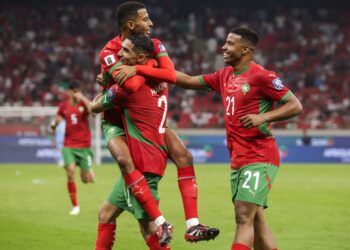Pemain tengah Maghribi, Azzedine Ounahi (kiri) meraikan jaringan bersama rakan sepasukan semasa perlawanan bola sepak kelayakan Piala Dunia FIFA 2026 Kumpulan E Afrika antara Maghribi dan Niger di Kompleks Sukan Putera Moulay Abdellah di Rabat hari ini. - AFP